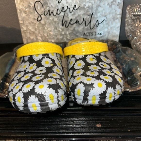 2 Pairs of crocs - Crocs Classic Tie Dye Lined and Yellow Daisy Croc Lined - Picture 8 of 14